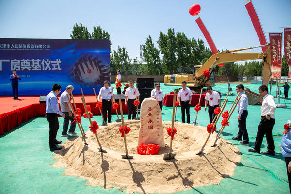 参会主要领导“培土奠基”.jpg